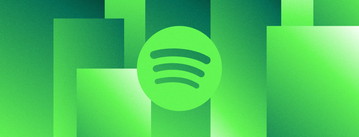 Okrogel svetlo zelen logotip Spotify na modernem ozadju iz navpičnih geometrijskih pasov v različnih odtenkih zelene barve.